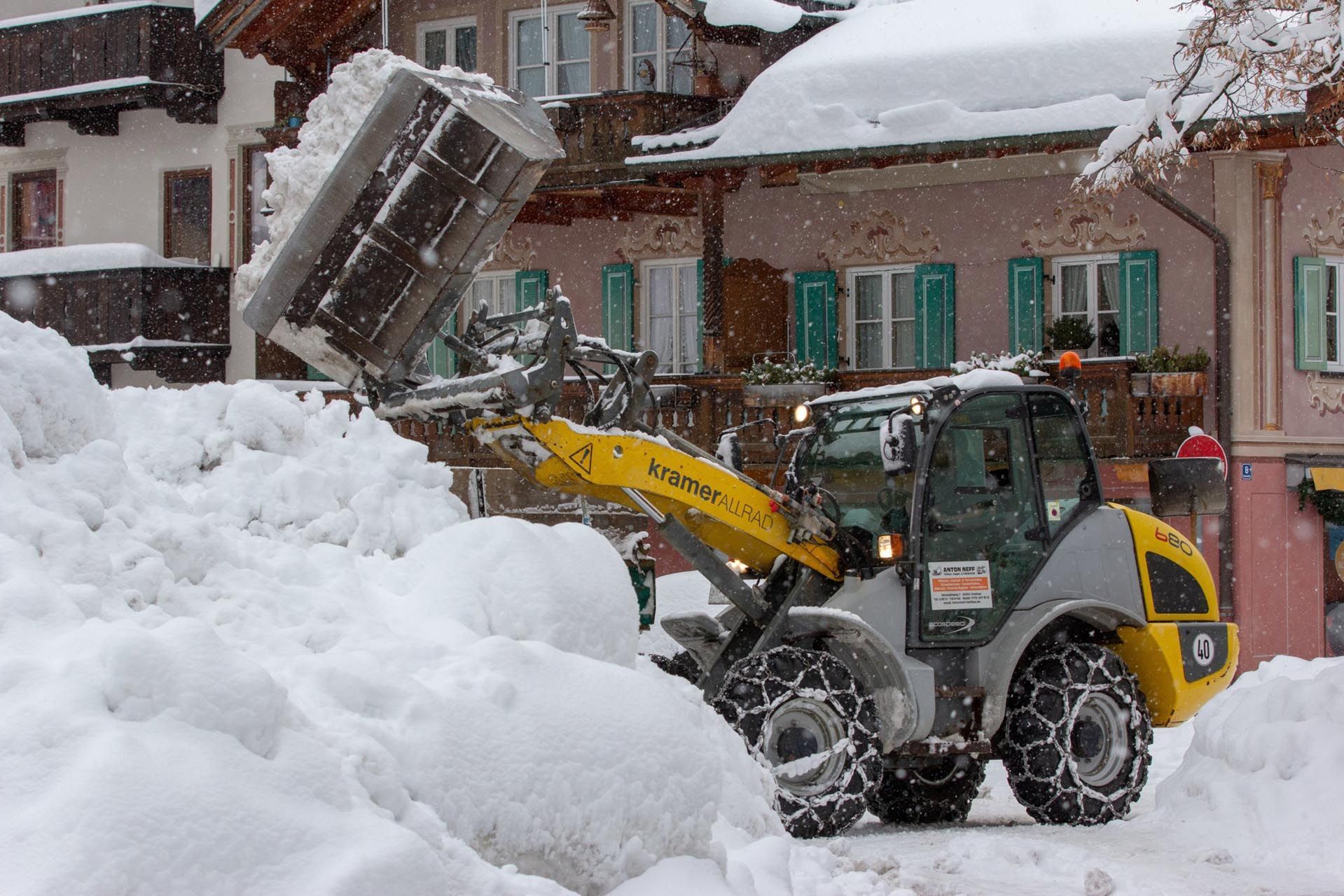 Bagger in Schnee von Anton Neff Tiefbau