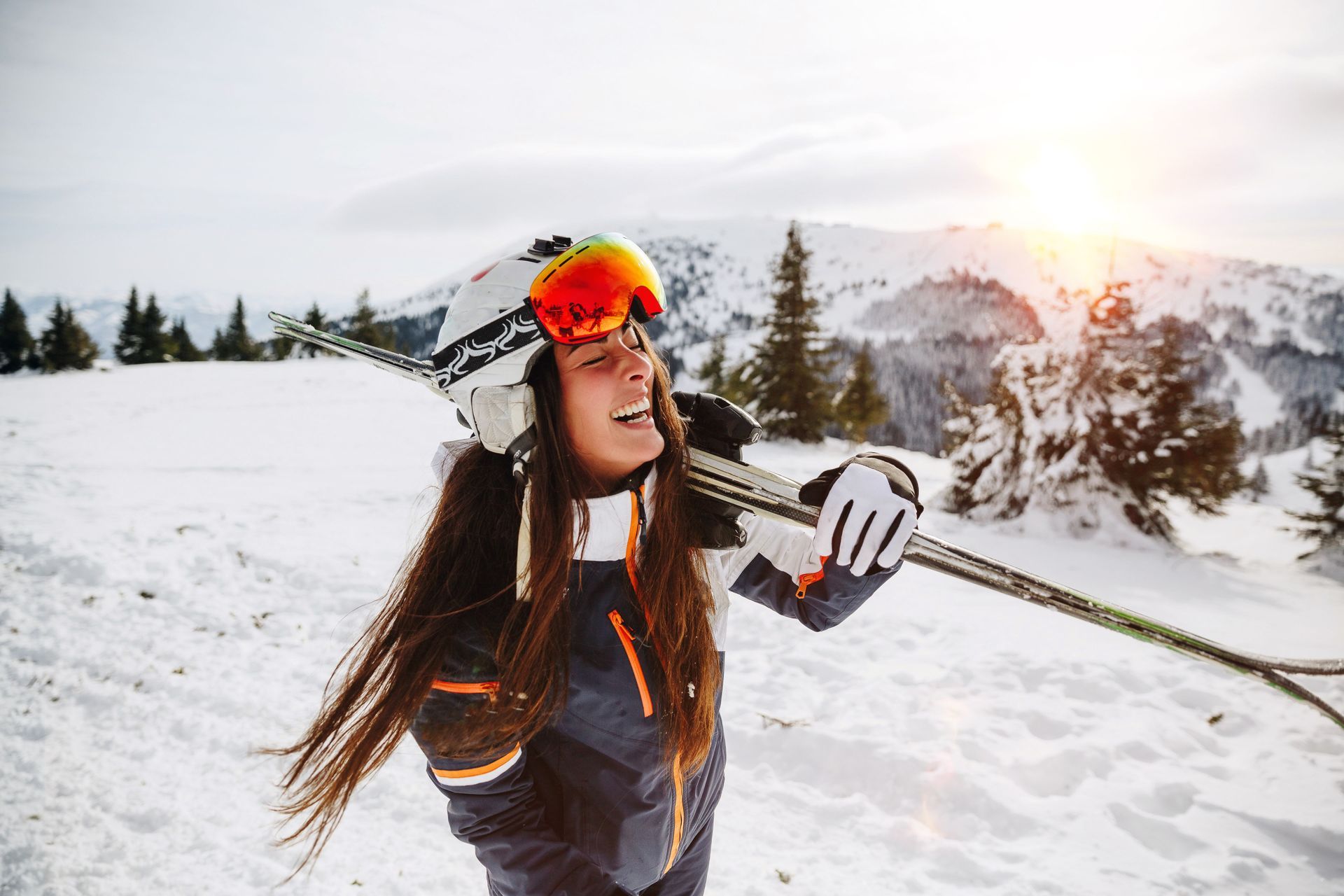 Femme qui porte des skis