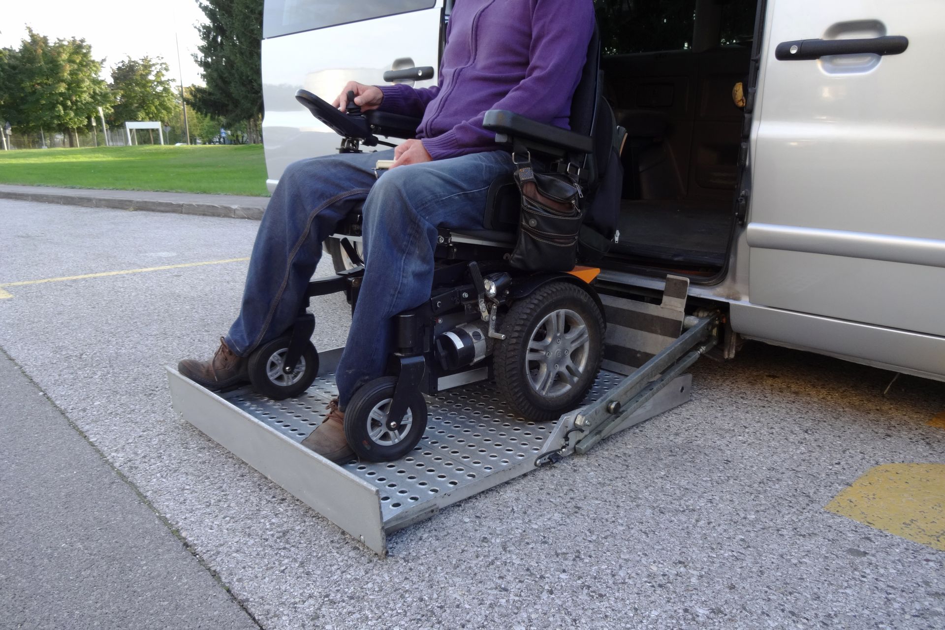 Personne dans un fauteuil roulant sur une rampe