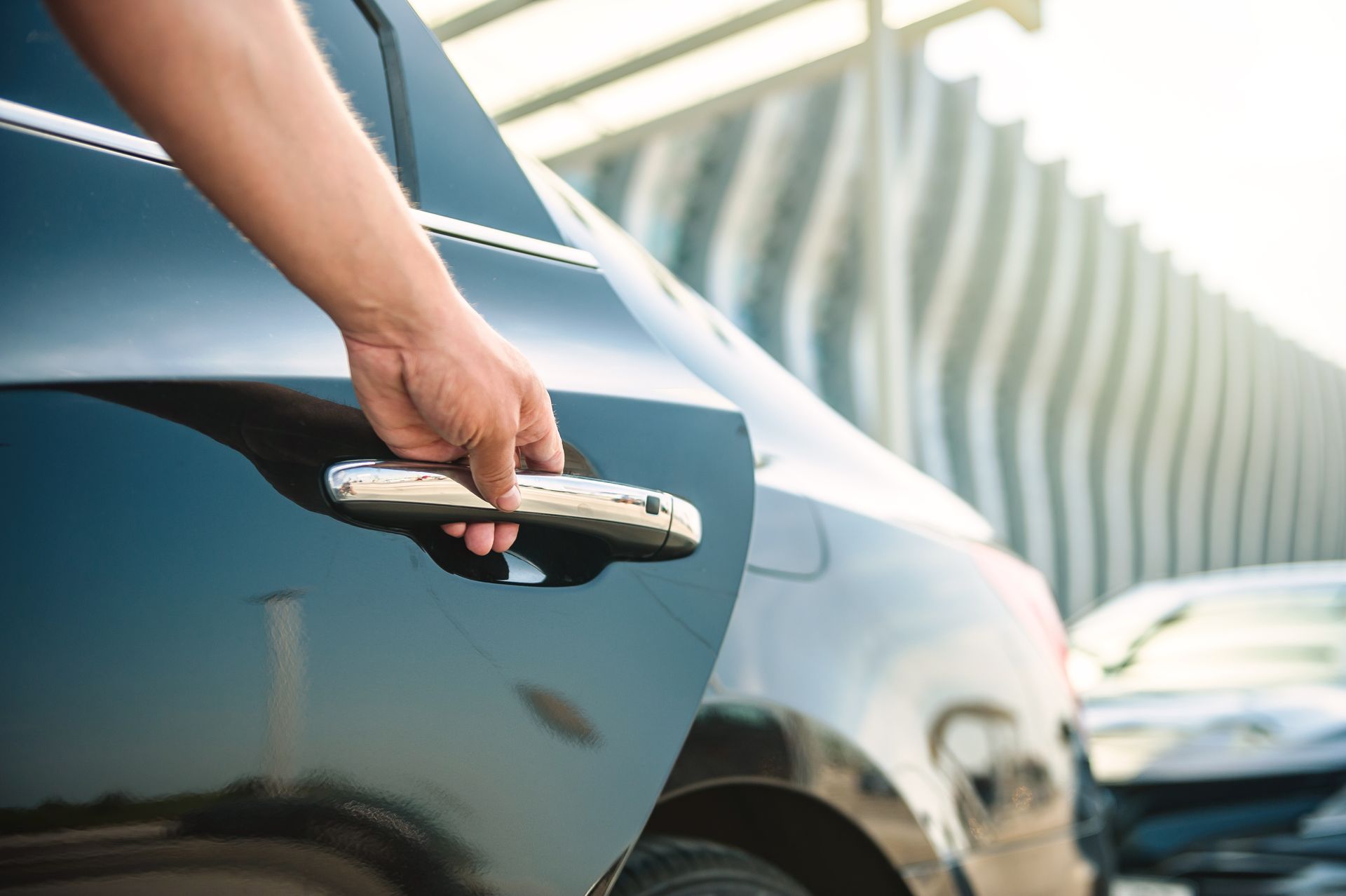 Chauffeur qui ouvre la porte d'un taxi