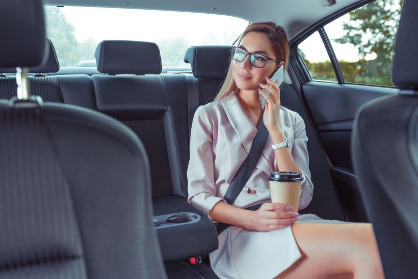 Femme au téléphone dans un taxi
