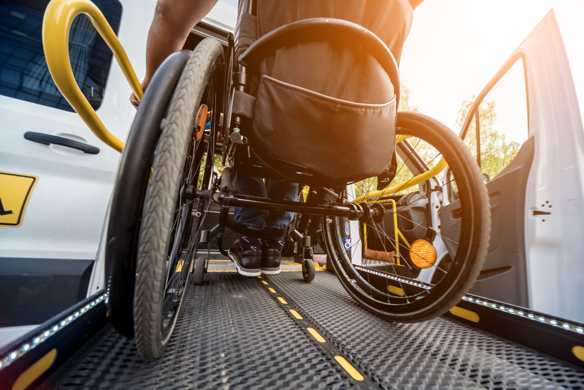 Fauteuil roulant sur une rampe d'accès