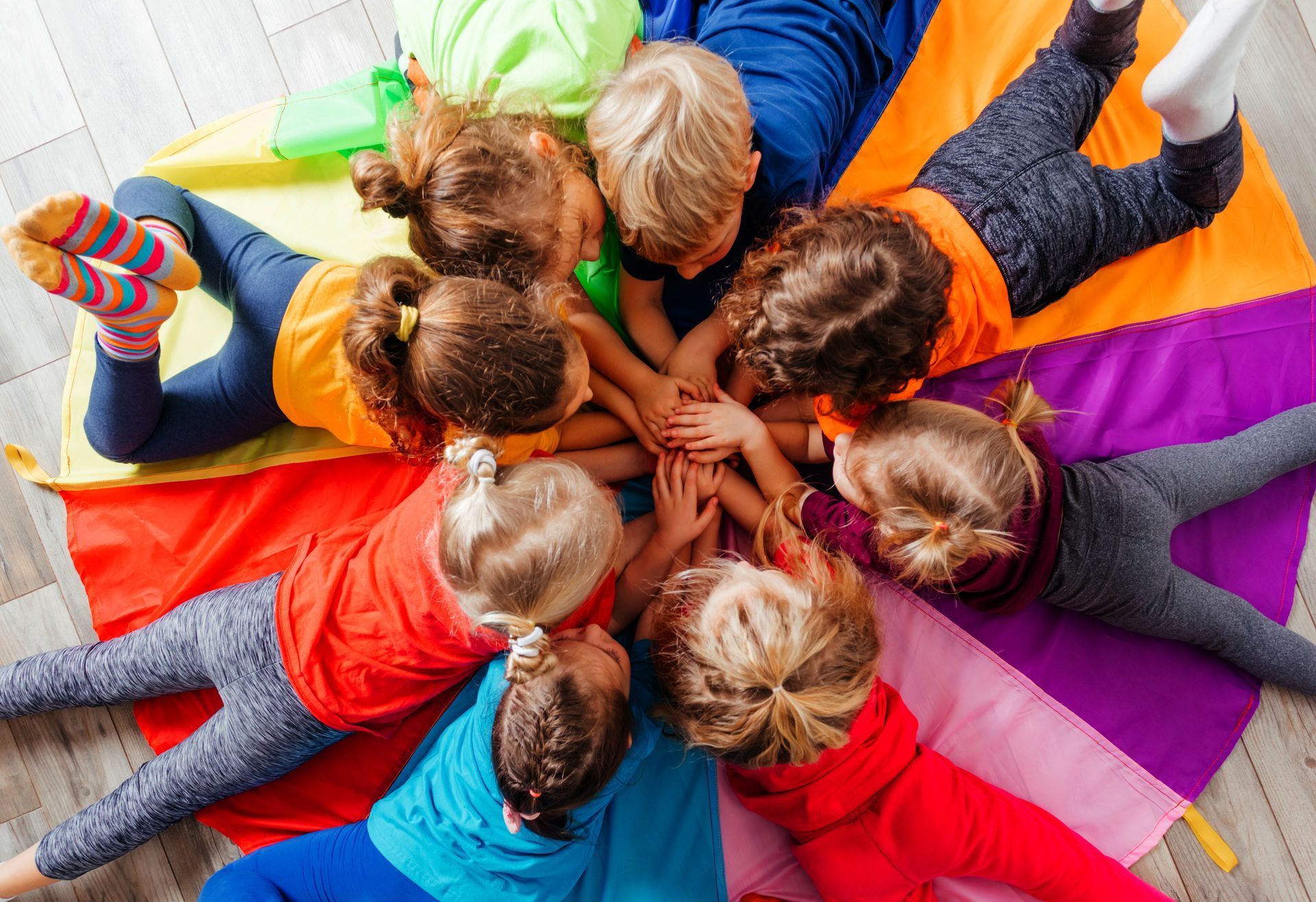 Groupe d'enfants allongés