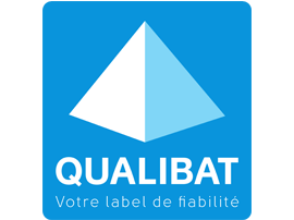 Logo QUALIBAT sur un carré bleu avec un triangle géométrique blanc et bleu clair et le texte Votre label de fiabilité