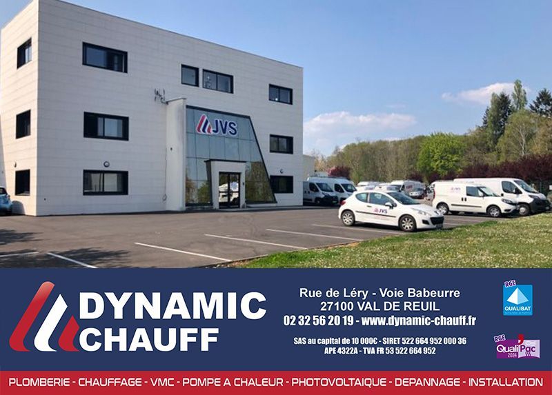 Immeuble de bureaux Dynamic Chauffeur avec parking, fourgonnettes blanches et enseigne bleue et rouge à l'extérieur