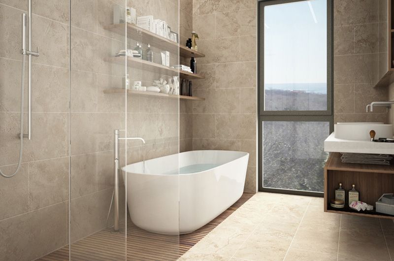 Salle de bains moderne avec baignoire îlot, douche en verre, meuble-lavabo en bois et grande fenêtre donnant sur la ville.