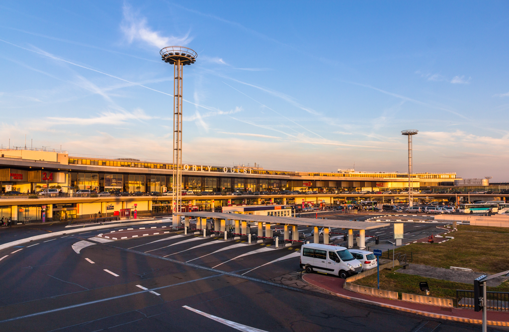 Aéroport d'Orly au crépuscule