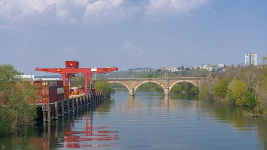 La Seine et un port fluviale à Gennevilliers ave un pont en arrière plan