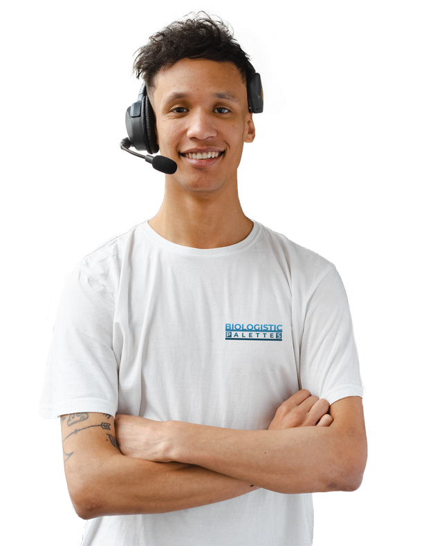 Jeune souriant avec casque et micro en tishirt blanc et logo de Biologistic Palettes