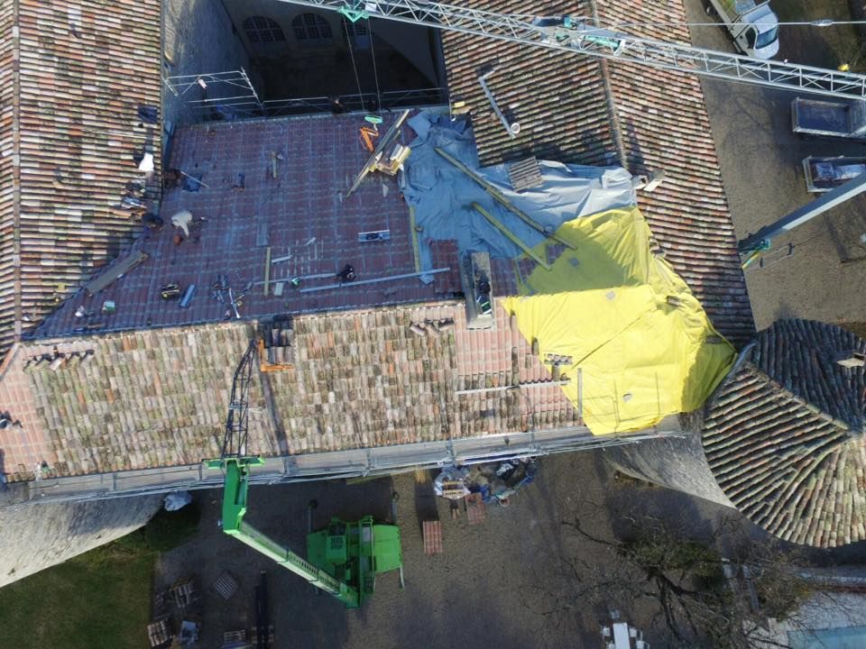 Chantier de pose de tuiles avec grues vue du ciel