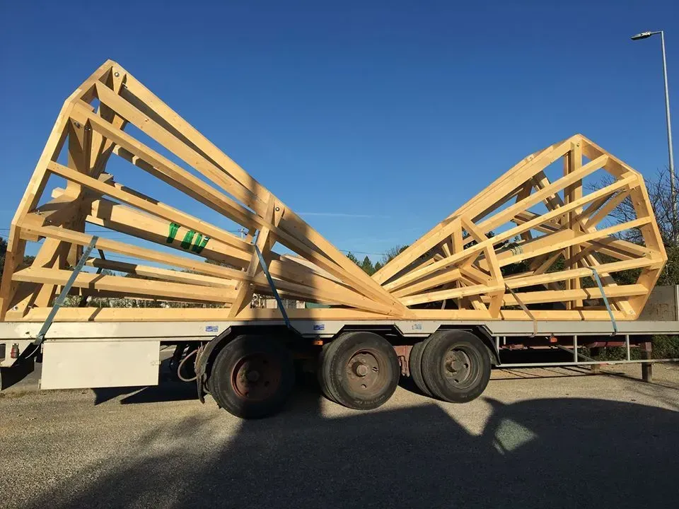 Charpente transportées sur une remorque de camion