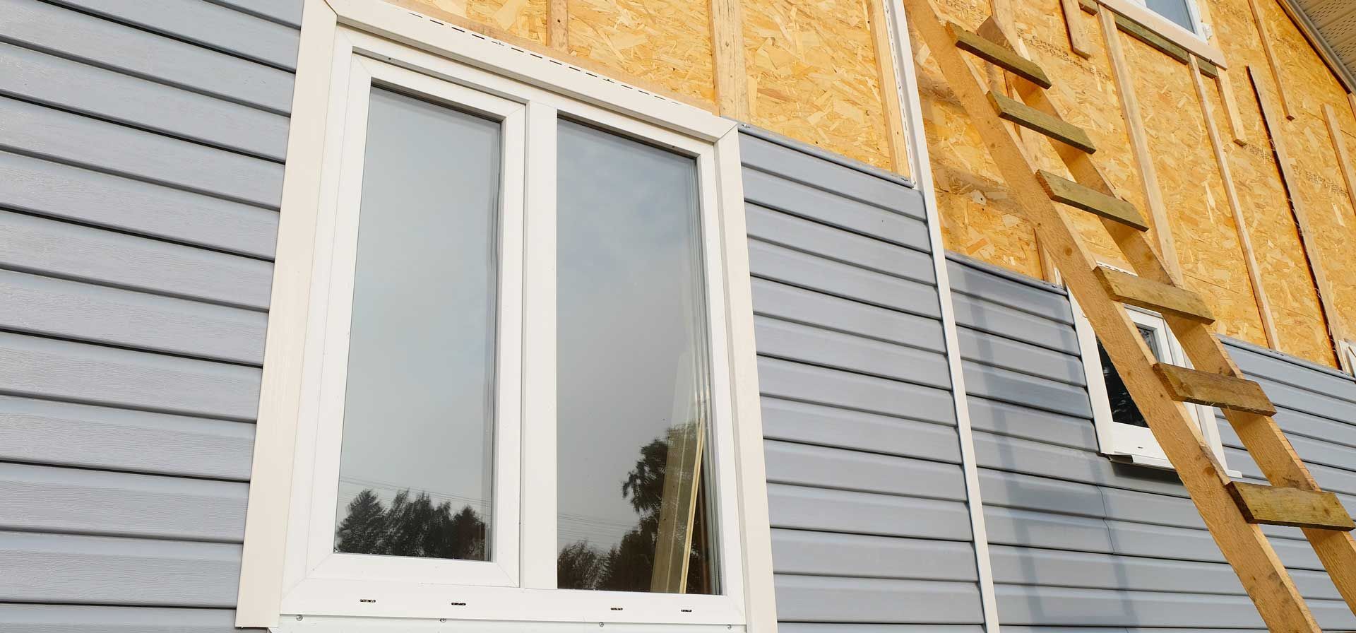 Façade de maison pendant la pose de bardage