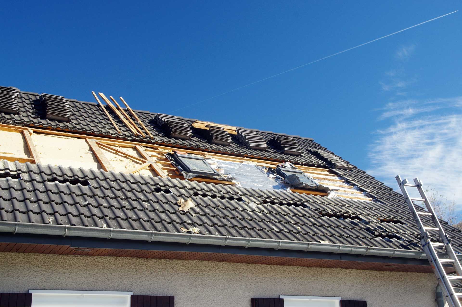 Toiture en rénovation avec fenêtres de toit