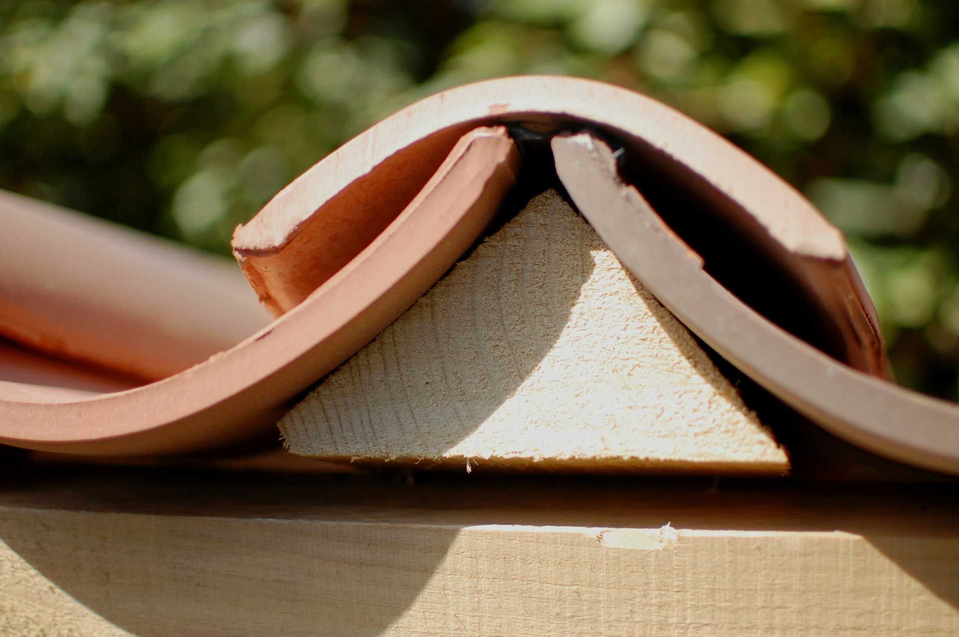 Assemblage de tuiles canal vue de près