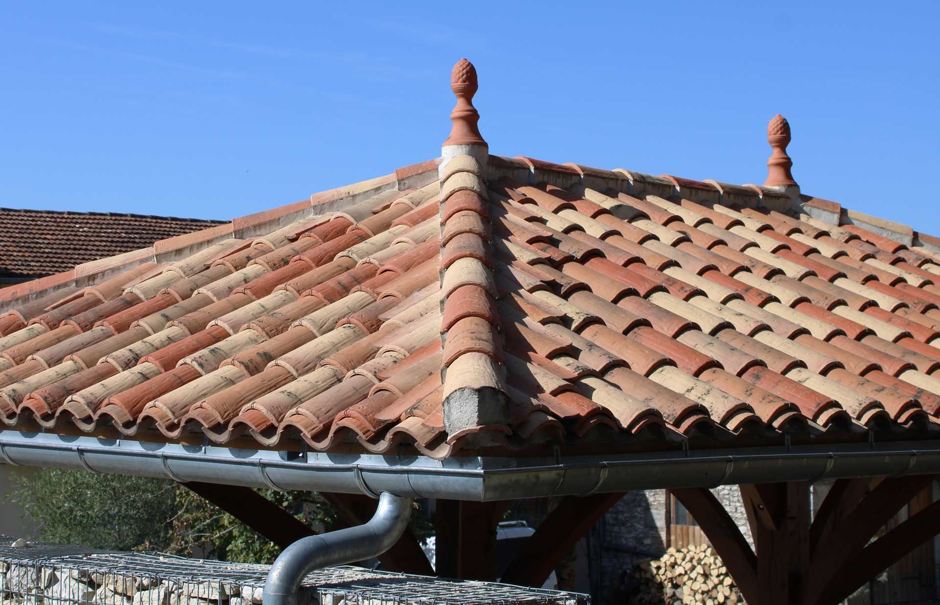 Une toiture en tuile canal et sa zinguerie