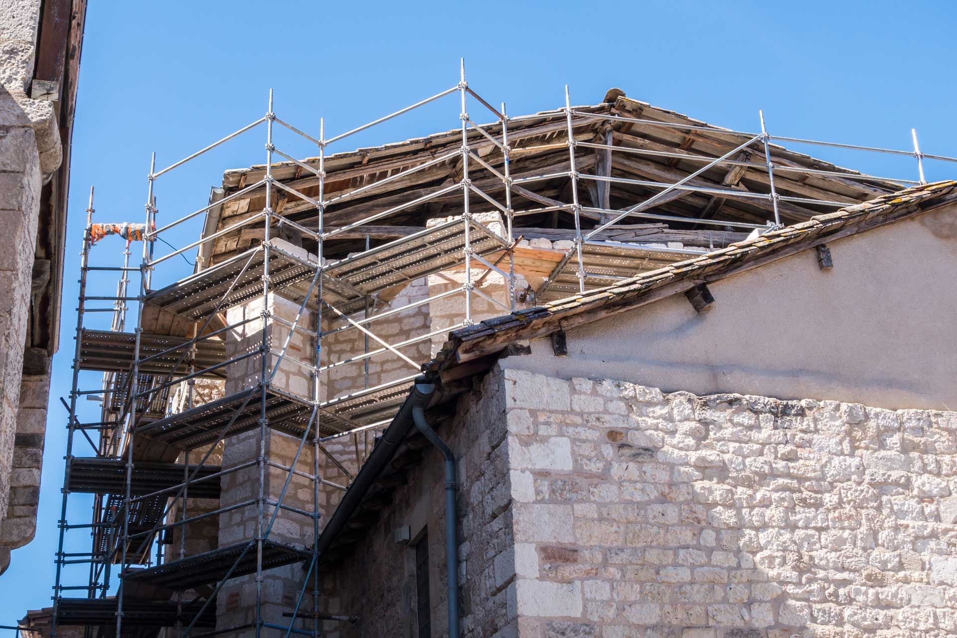 Chantier de rénovation de charpente avec échafaudages