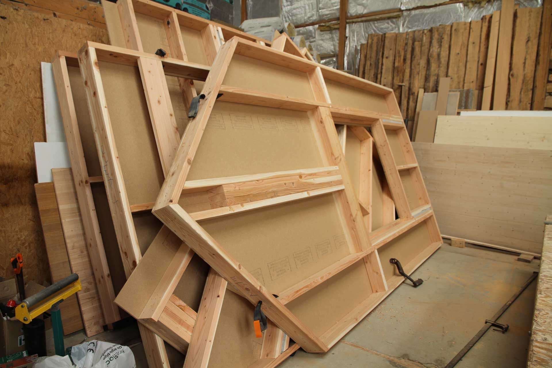 Atelier avec éléments d'ossature de maison en bois