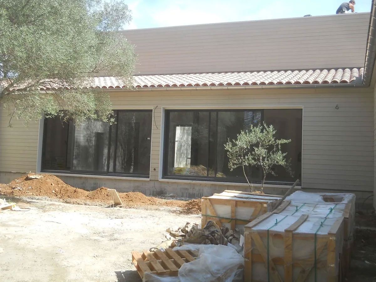 Maison en forme de L avec bardage bois