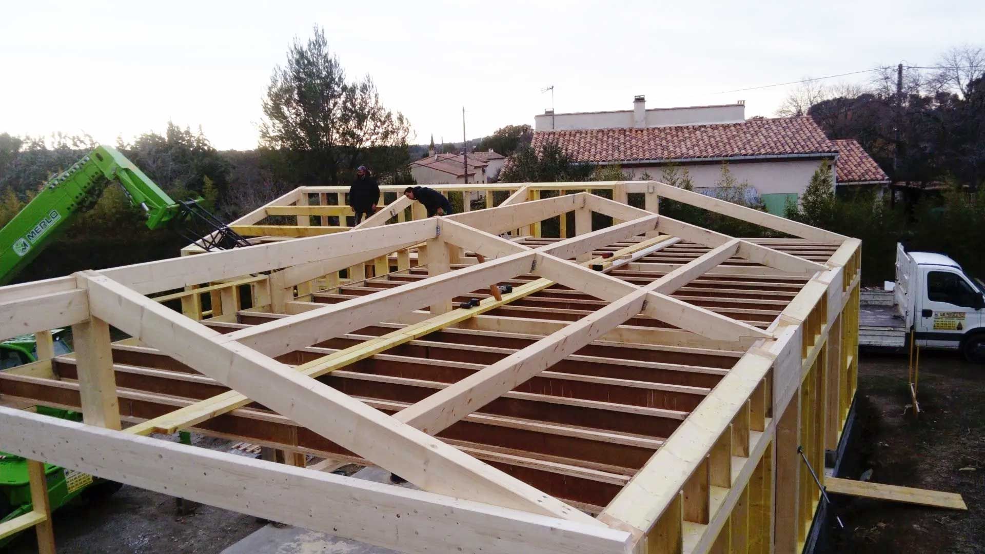 Une charpente en bois pour une maison venant juste d'être installée