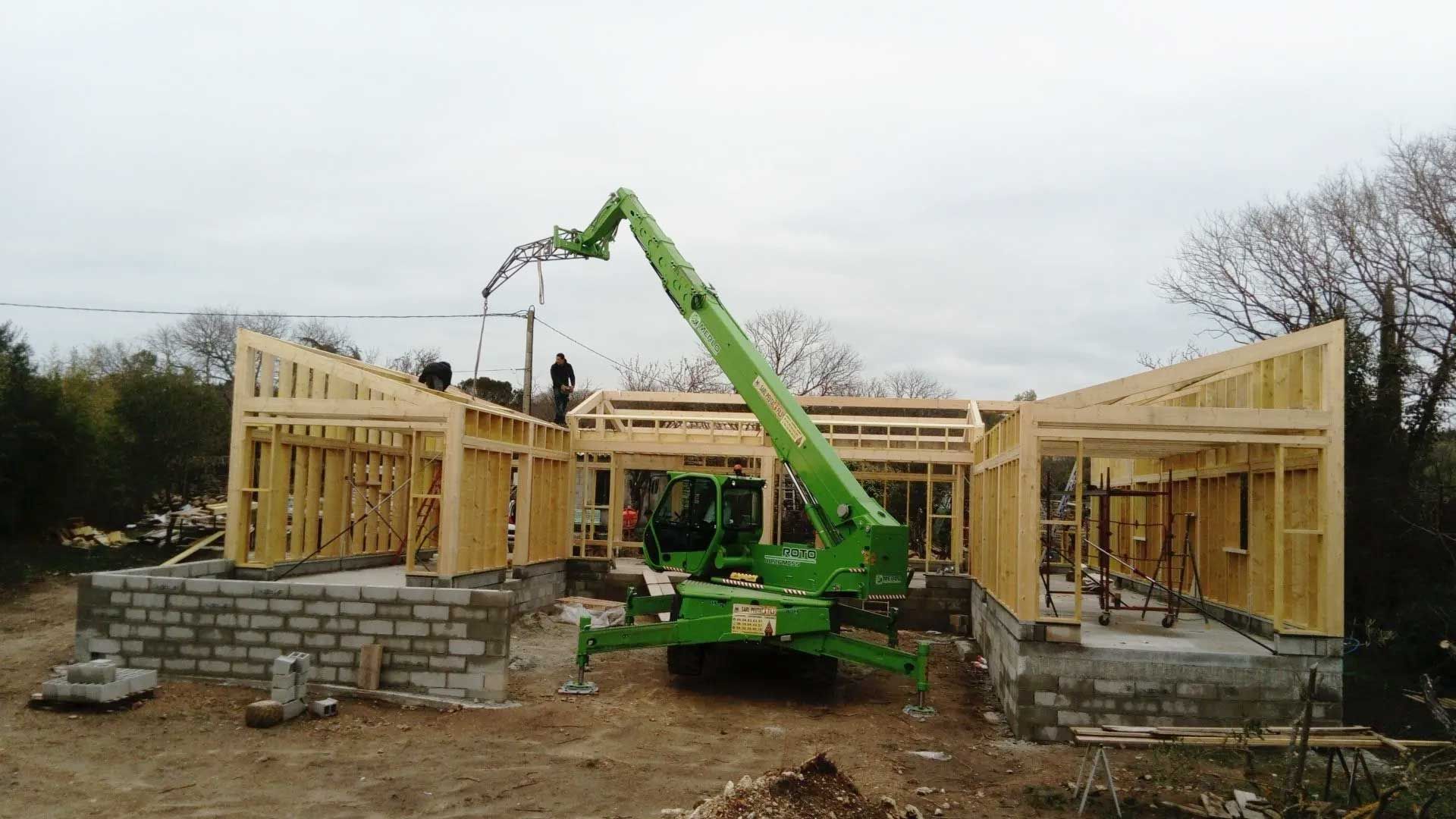 Chantier de charpente avec grue