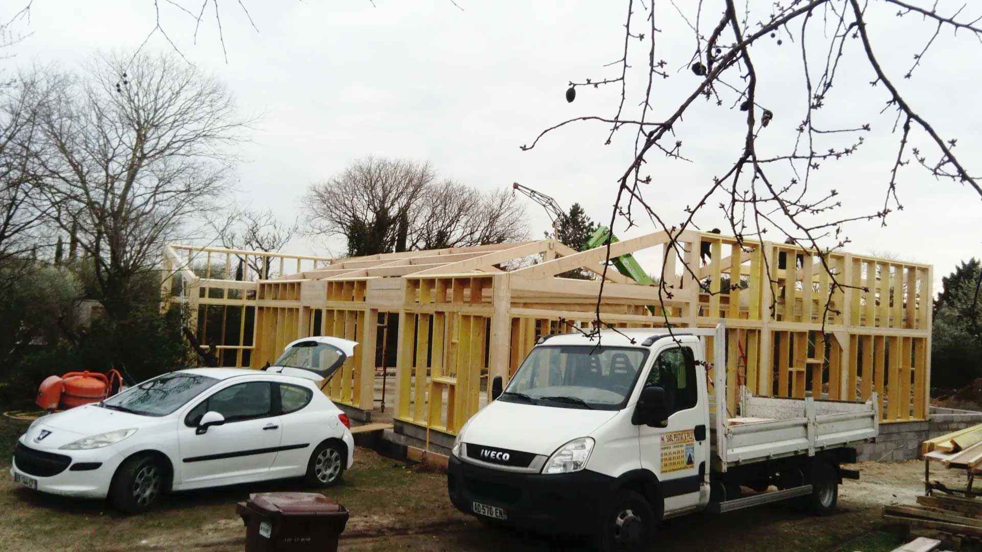 La flotte de véhicules de BCMO Peutat sur un chantier de construction