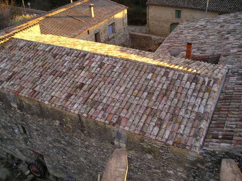 Une toiture en tuiles de céramique en train d'être rénovée