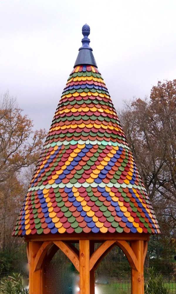 Tuile d'ardoise colorées sur pignon de toiture