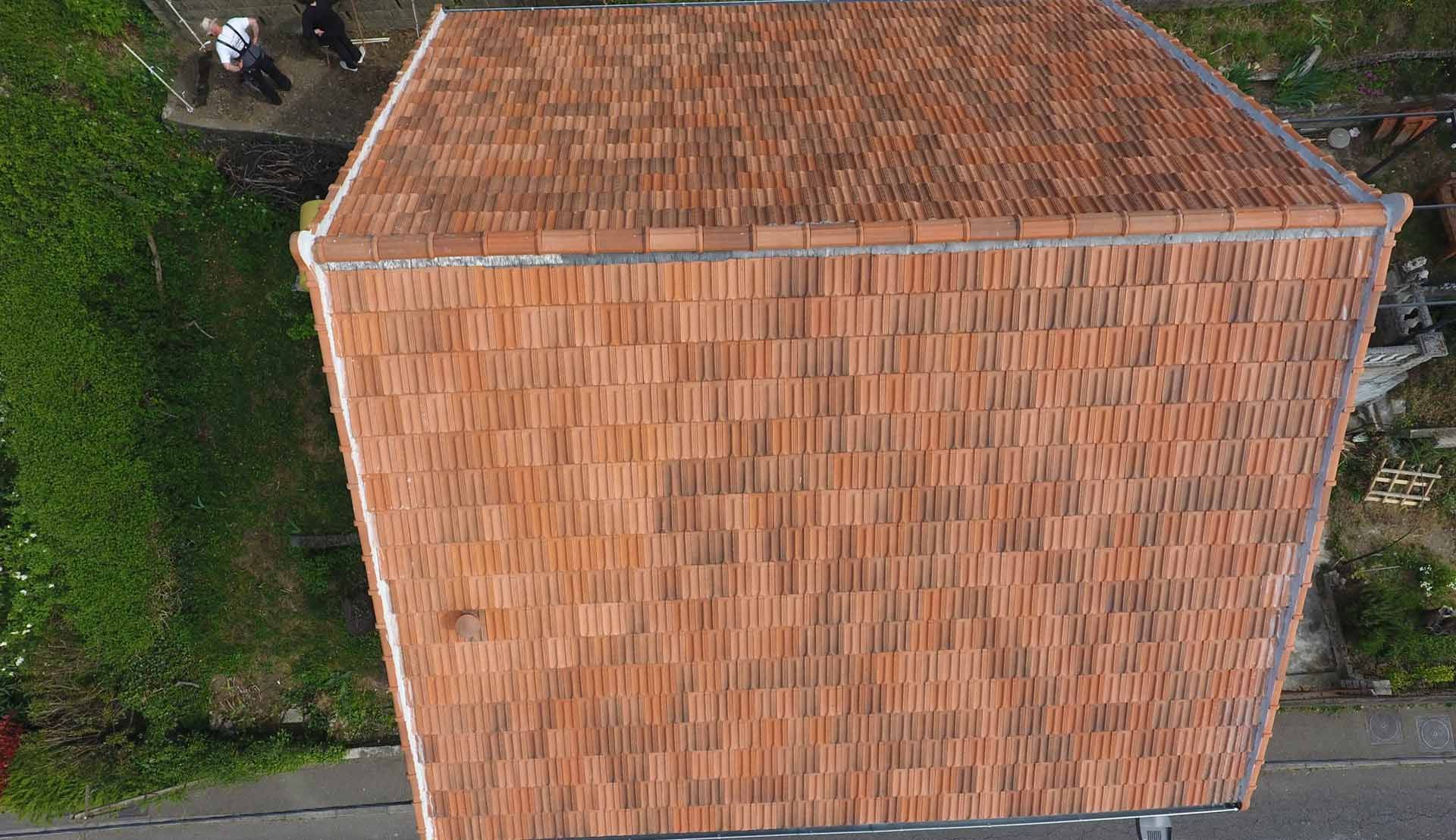 Vue aérienne d'une toiture avec des tuiles plates neuves