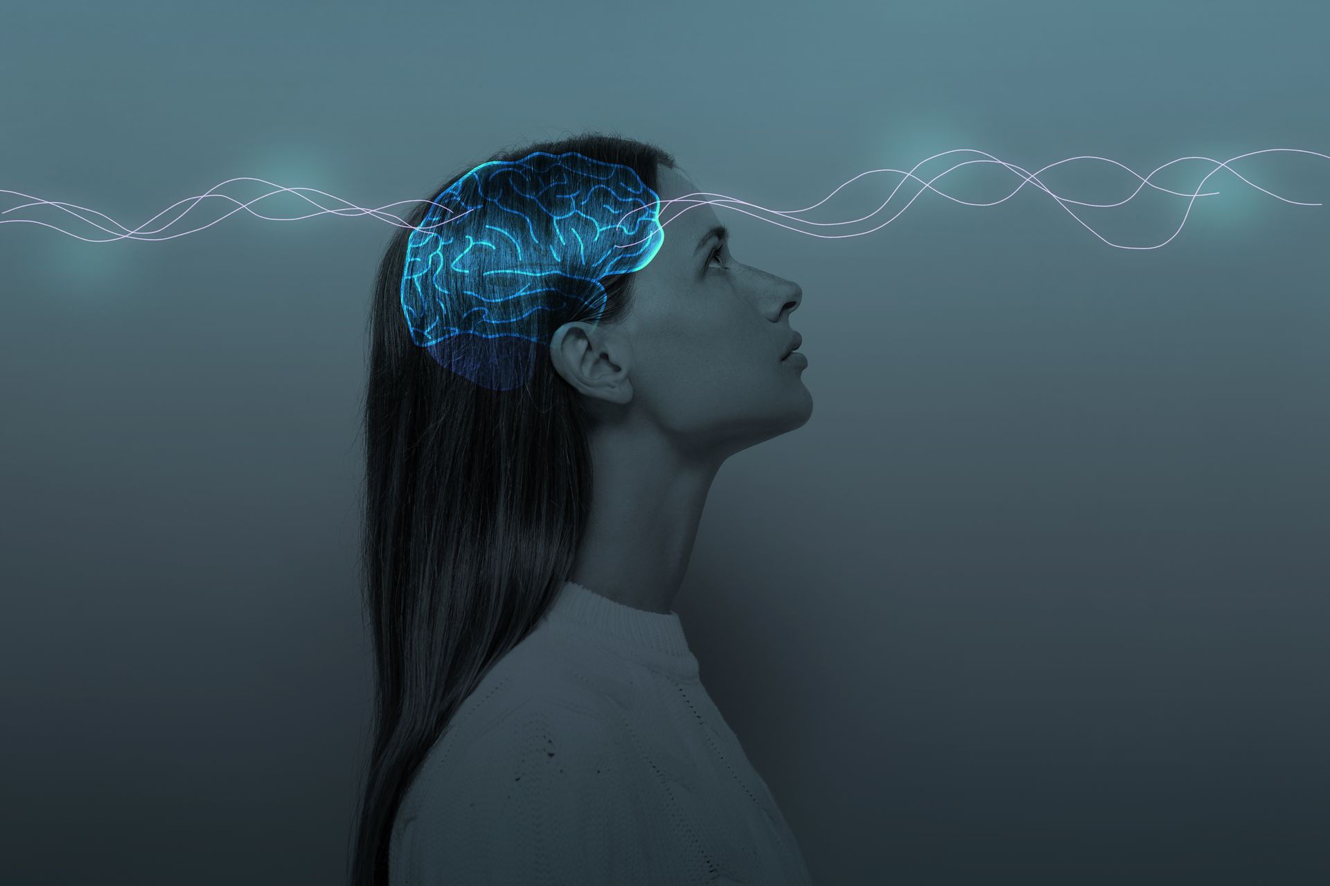 Profil d'une femme avec un cerveau numérique lumineux et une forme d'onde au-dessus de sa tête dans un décor bleu foncé.