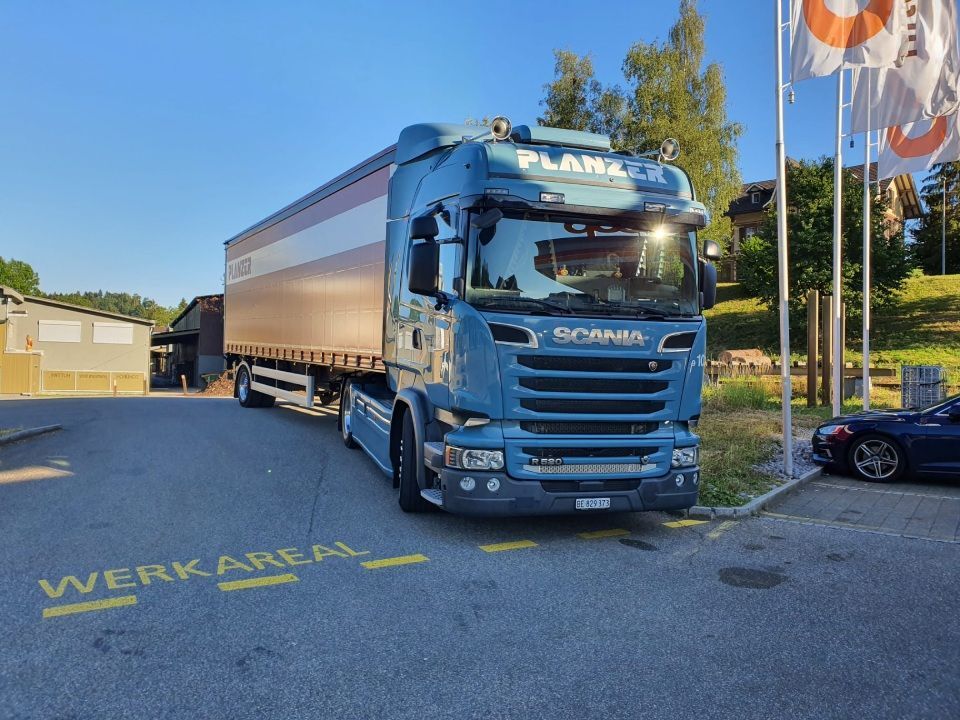 Ein blauer Scania-Lkw steht auf einem Parkplatz.