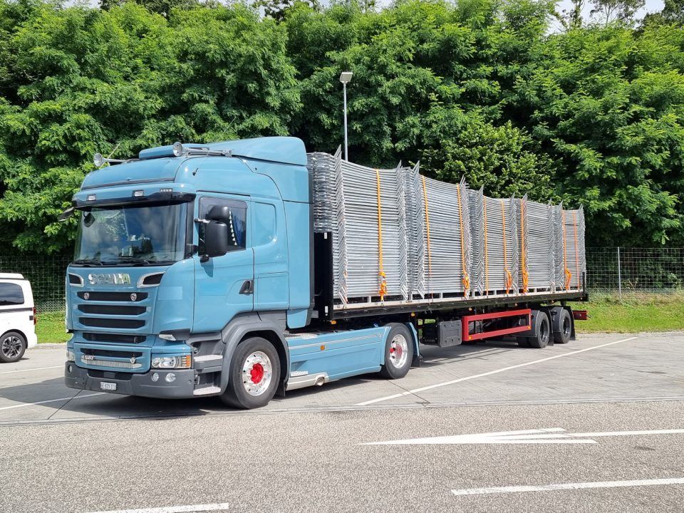 Ein blauer Sattelschlepper steht auf einem Parkplatz.