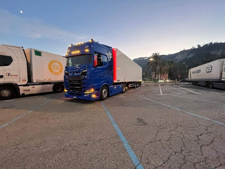 Auf einem Parkplatz steht ein blau-weisser Sattelschlepper.