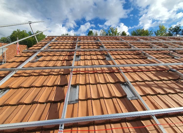 toit en tuiles traditionnelles et tuiles métalliques avant installation solaire