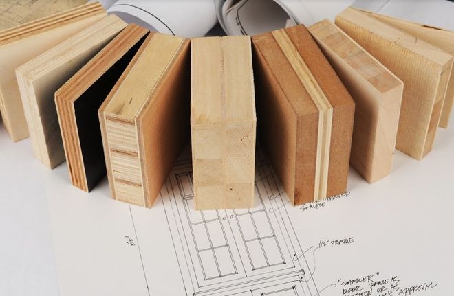 Varias muestras de chapa de madera dispuestas verticalmente sobre una hoja de dibujo técnico.