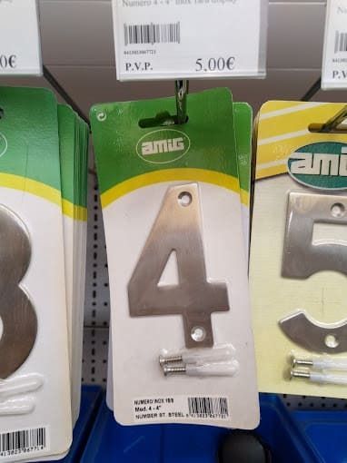 Número 4 de metal en el embalaje de venta al por menor, con un encabezado verde y blanco y etiquetas 5 y 0 adyacentes.