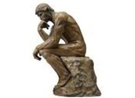 Escultura de bronce de un hombre sentado, con la barbilla apoyada en la mano, en profundo pensamiento, sobre una base rocosa.