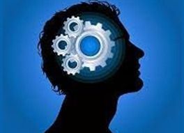 Silueta de la cabeza de una persona con engranajes en su interior, que simboliza el cerebro y el proceso de pensamiento, sobre un fondo azul.