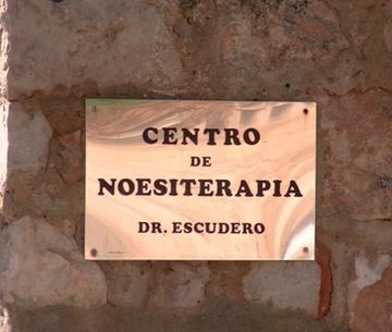 Letrero en muro de piedra,