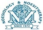 Logotipo: Azul claro, "NM" con gráfico de cerebro, "Noesiología y Noesiterapia", "Desde 1972".