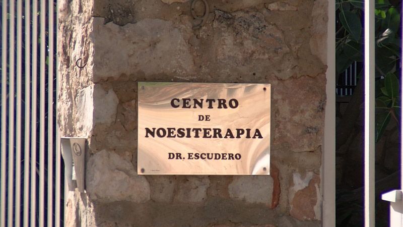 Un cartel de latón en una pared de piedra dice