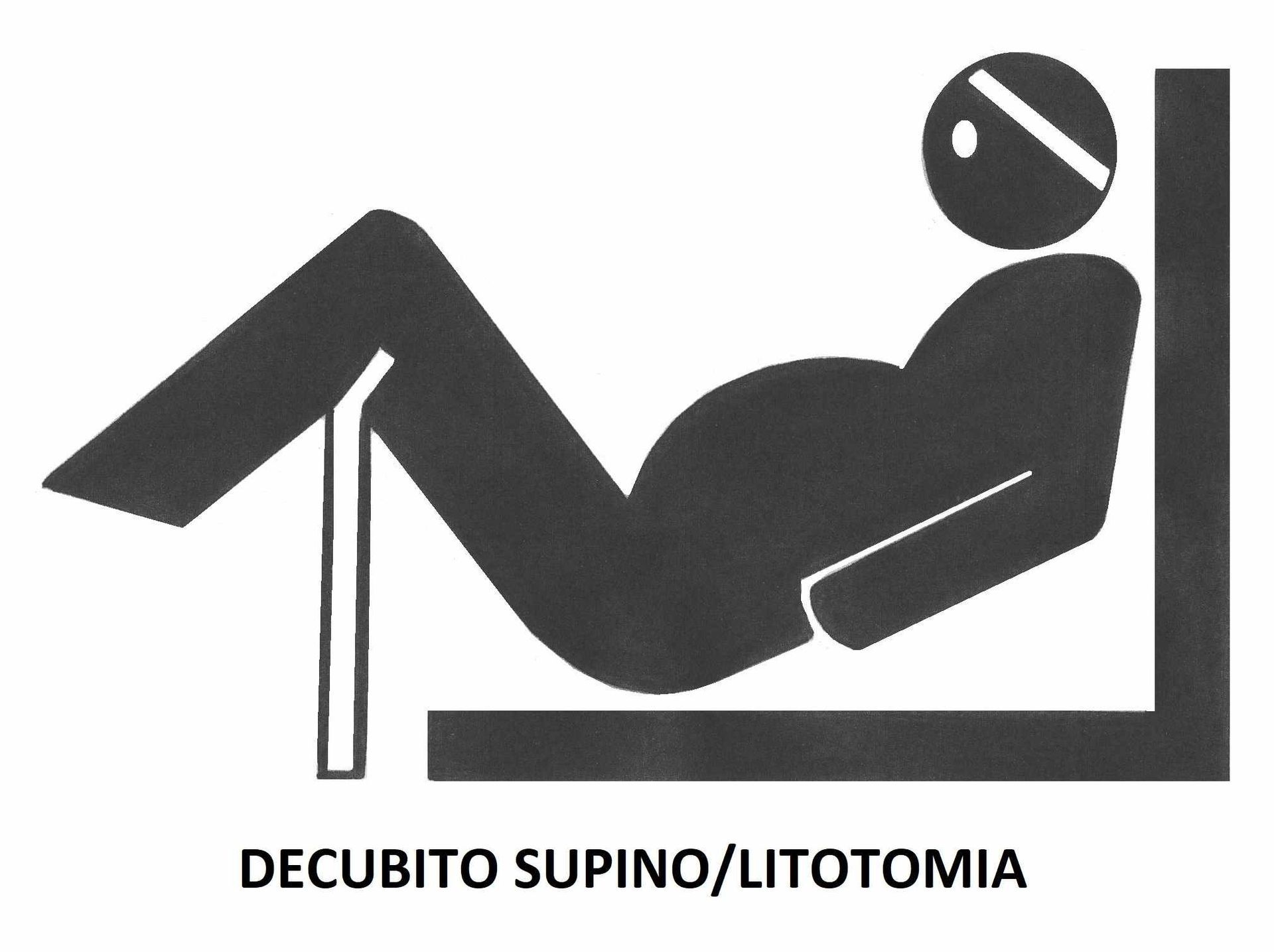 Persona en posición de litotomía supina, piernas levantadas, probablemente para examen o procedimiento médico.