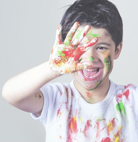 Junge mit Farbe - Naef Malergeschäft