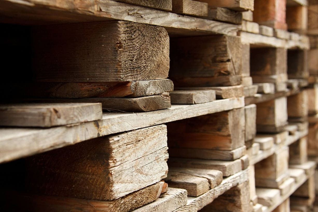 Planches de bois empilées et stockées sur des étagères dans un entrepôt ou une scierie.