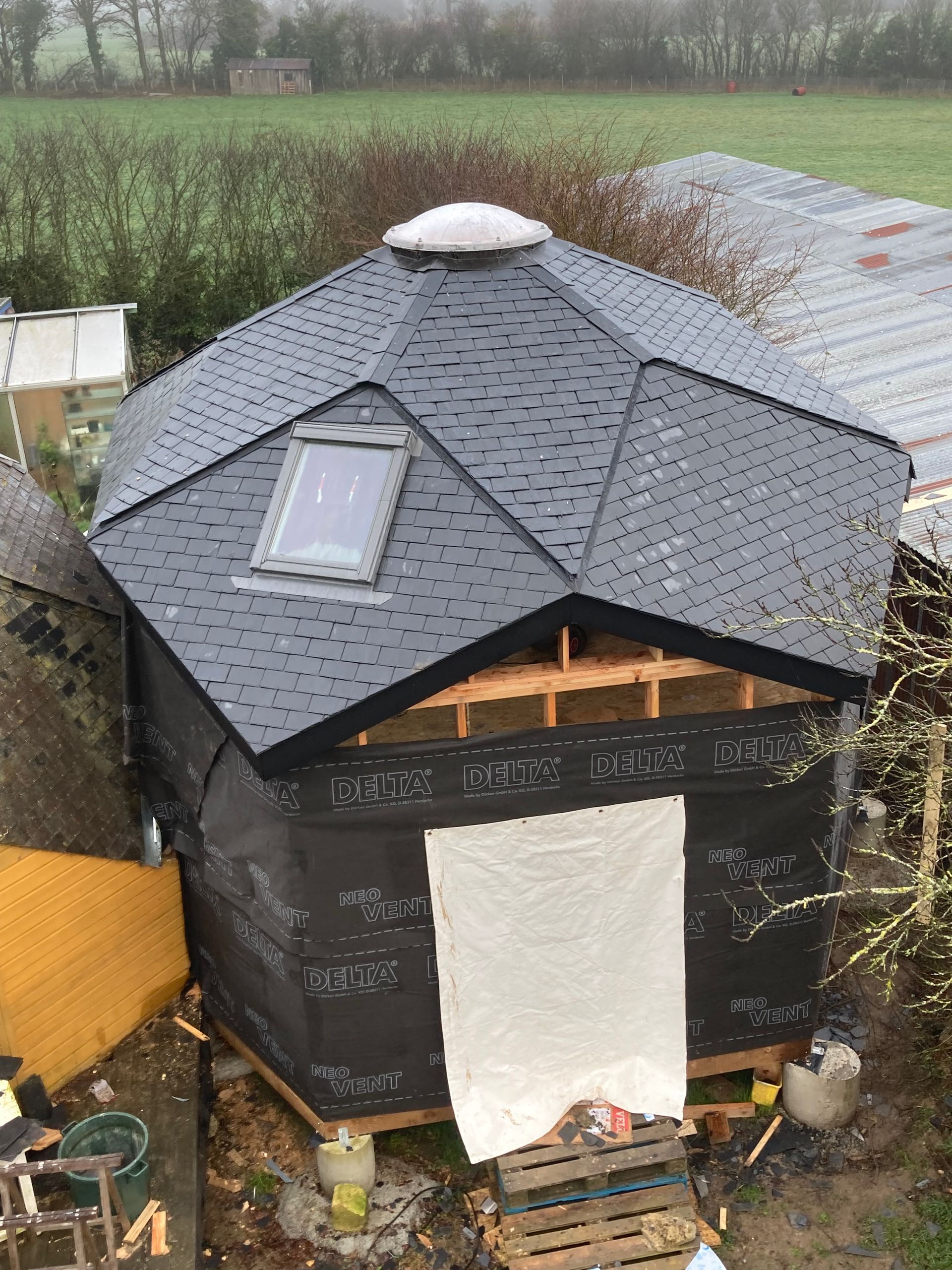 toit-ardoises Dessus de toit en ardoise avec une fenêtre de toit