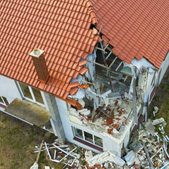 Haus mit zerstörtem Dach