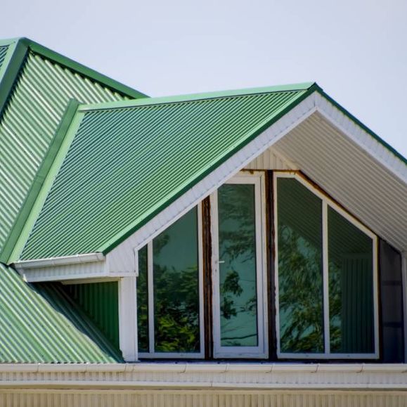 Haus mit grünem Dach
