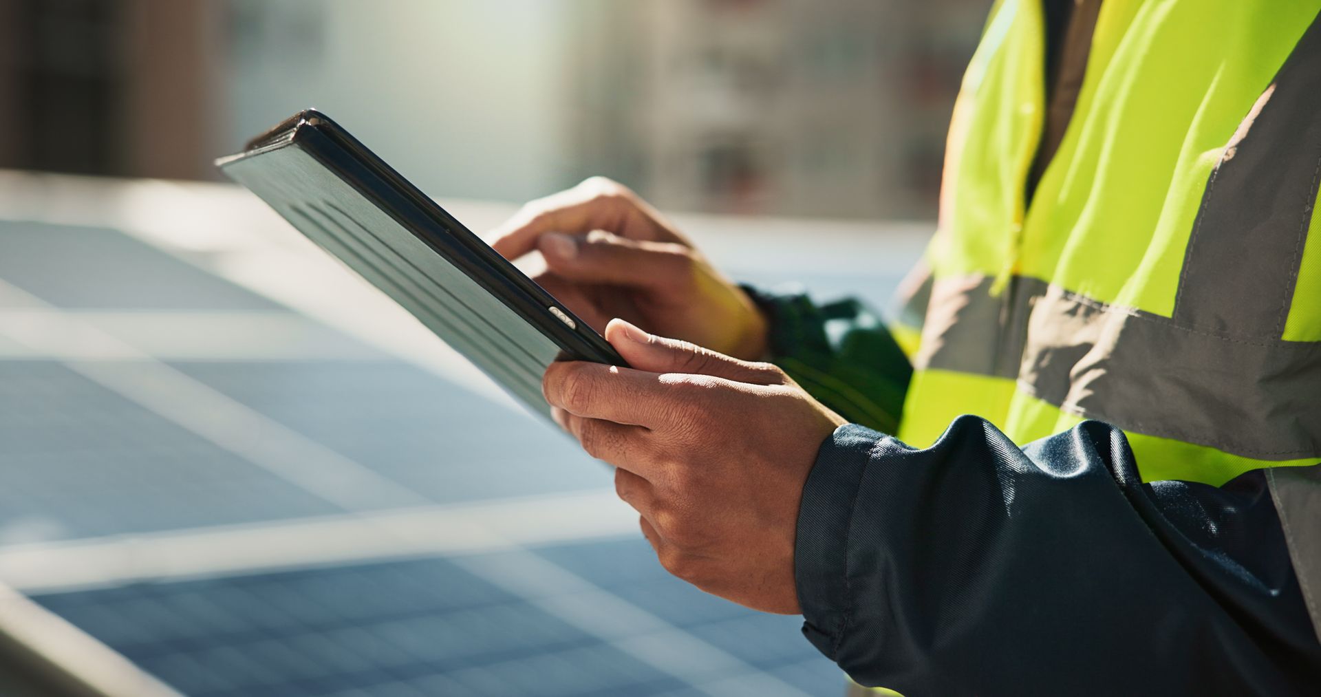 Un homme lisant le contrat d'entretien de panneaux photovoltaïques