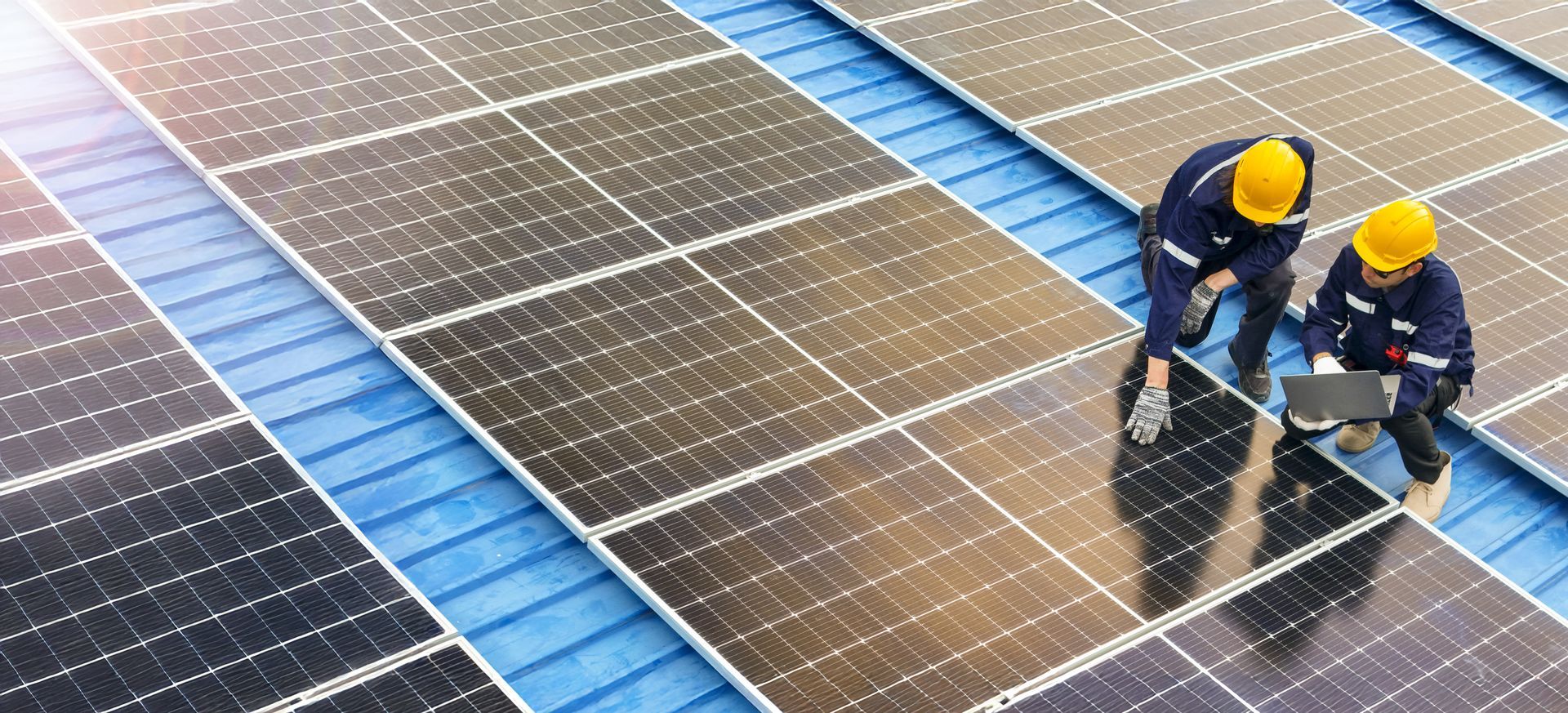 Des ouvriers interviennent pour un dépannage de panneaux photovoltaïques