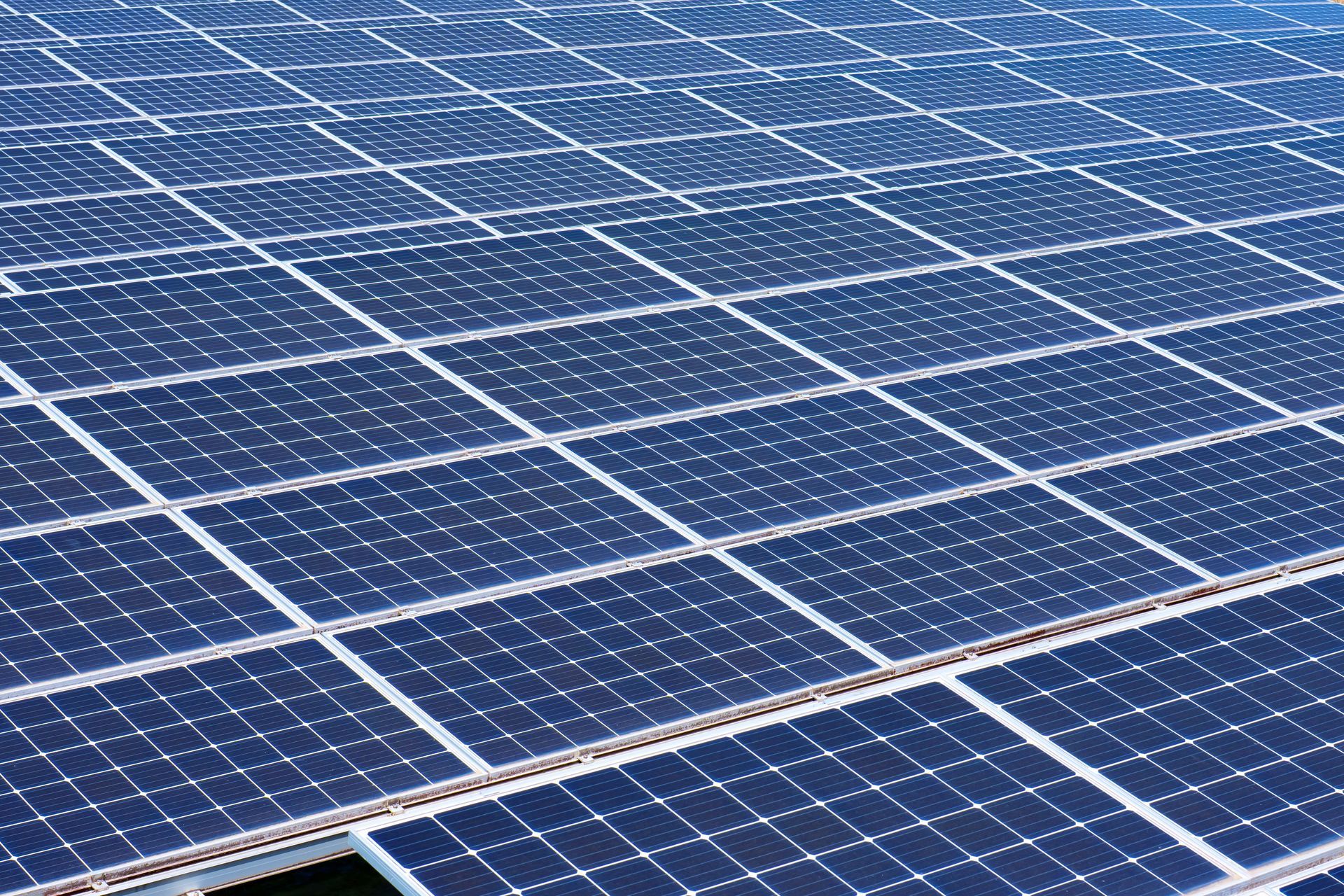 Des panneaux solaires sur le toit d'un bâtiment