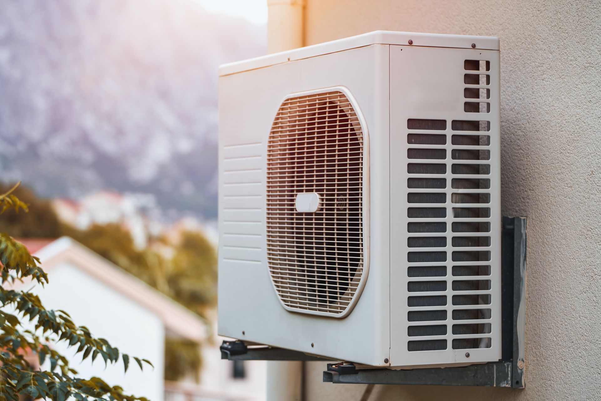 Une pompe à chaleur air-air fixée au mur d'une maison